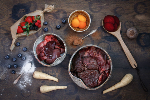 Pferd mit Pastinake, Rote Beete, Beeren